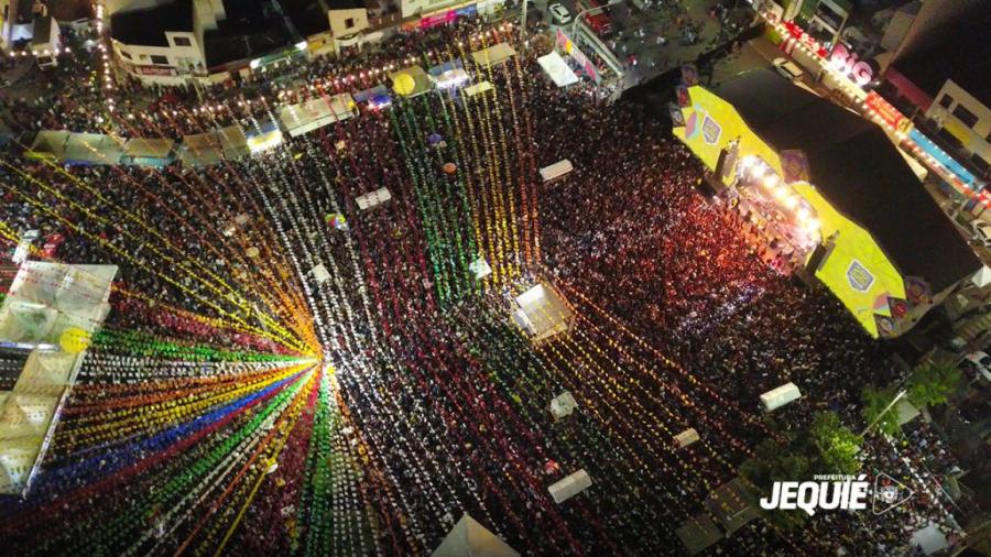 Mais de 60 mil pessoas se divertem ao som de Tarcísio do Acordeon e outras atrações na terceira noite do São João de Jequié