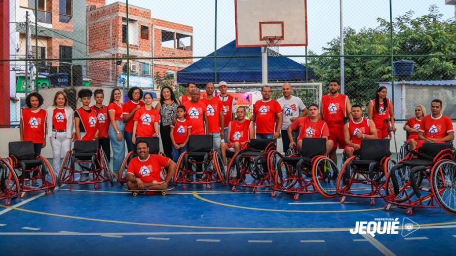 Prefeitura de Jequié entrega cadeiras de rodas a atletas paradesportistas