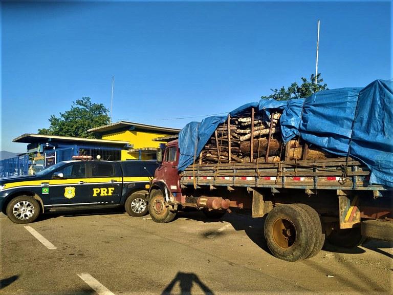 PRF apreende 16 m³ de madeira nativa transportada ilegalmente em Jequié