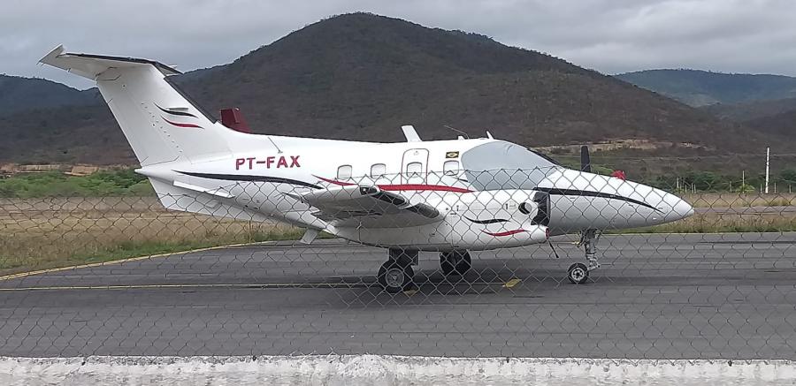 Avião que transportaria suspeito de pedofilia para Brasília segue quebrado na pista do aeródromo de Jequié