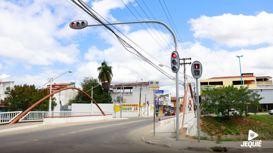 Prefeitura de Jequié inicia instalação de novos semáforos para reforçar segurança viária