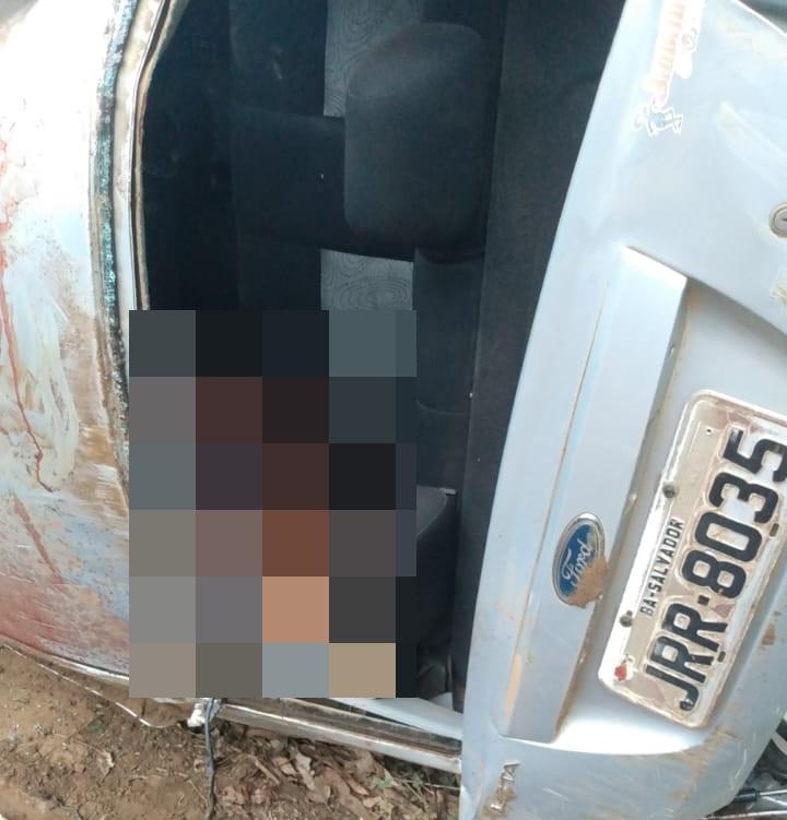 Mulher morre após carro capotar em estrada da  zona rural de Maracás