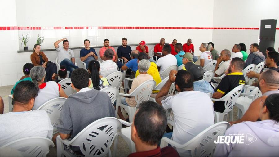Prefeito de Jequié dialoga com feirantes sobre obras de reforma do novo Centro de Abastecimento Vicente Grilo