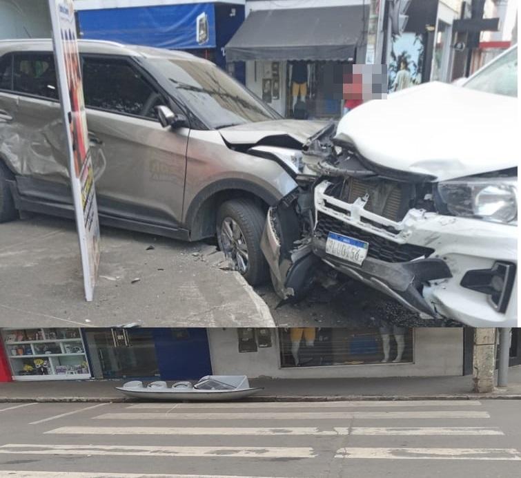 Jequié: Forte colisão entre dois carros arranca conjunto semafórico na Praça Rui Barbosa