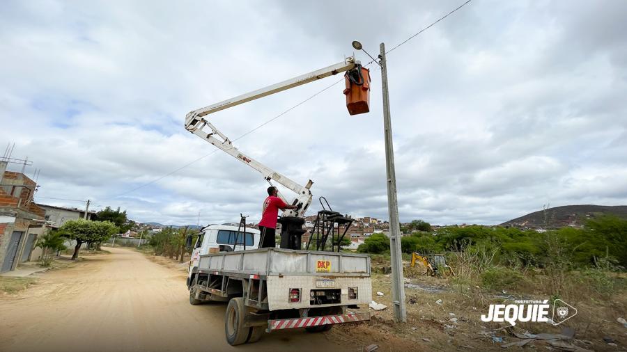 Prefeitura de Jequié instala novos postes e amplia rede de iluminação no Loteamento Beta Ville