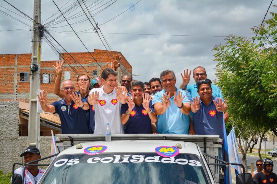 ACM Neto participa de carreata e recebe apoio do prefeito Zé Cocá em Jequié