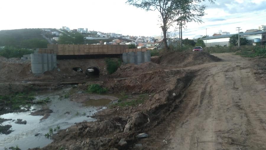 Ameaças de chuvas e atraso nas obras em ponte levam medo a moradores de Jequié
