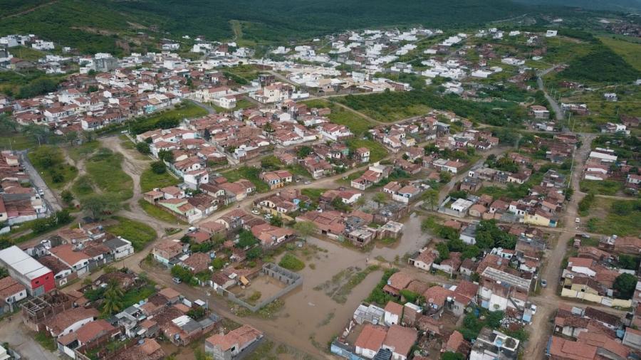 Prefeito de Jequié cobra do Governador Rui Costa reconstrução das casas desabadas pelas chuvas no município