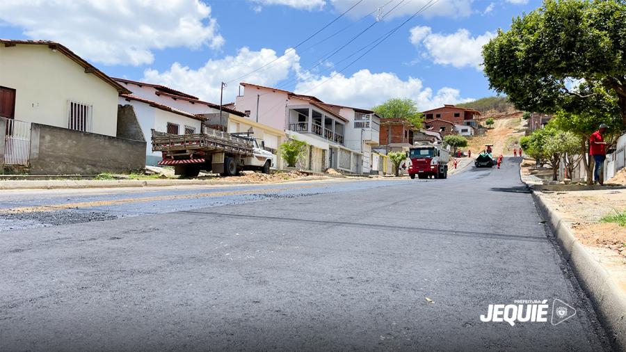 Prefeitura de Jequié executa obras de pavimentação asfáltica em novas ruas do bairro Cidade Nova