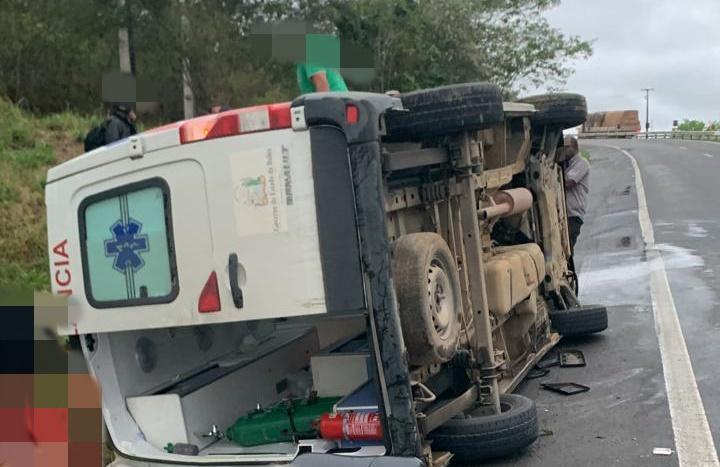 Ambulância que transportava paciente de Jaguaquara se envolve em acidente na BR-116