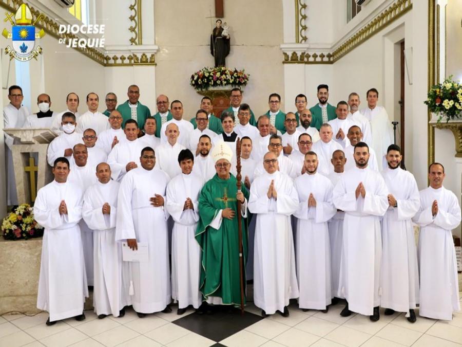 Bispo anuncia transferência de padres da diocese de Jequié