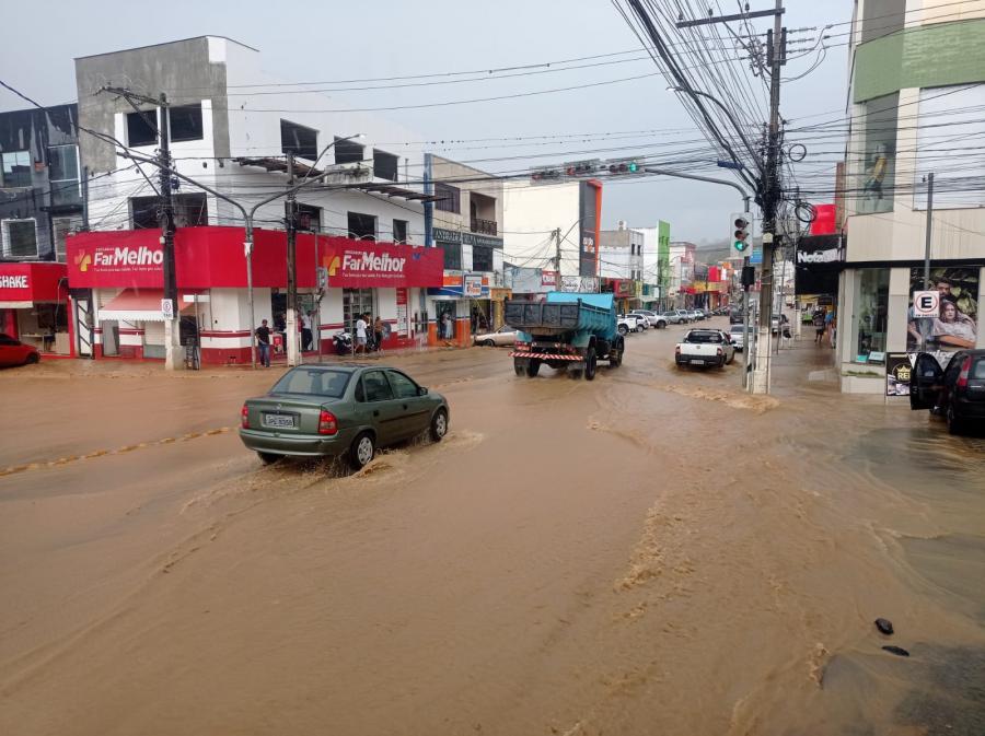 Chuva cai com intensidade e provoca alagamentos em Jaguaquara