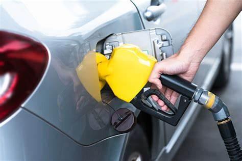 Preço da gasolina volta a subir nos postos e litro passa de R$ 5, diz ANP