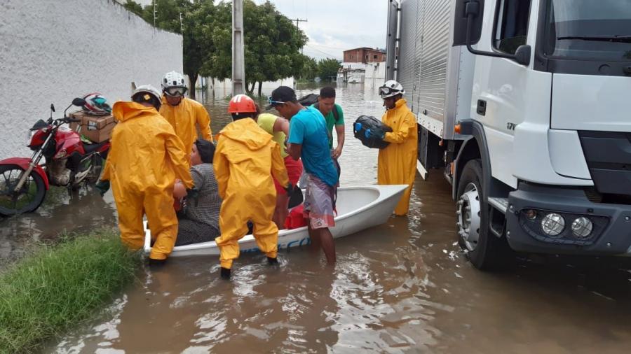 Cerca de 250 pessoas são resgatadas pelo Corpo de Bombeiros em Jequié após ficarem ilhadas
