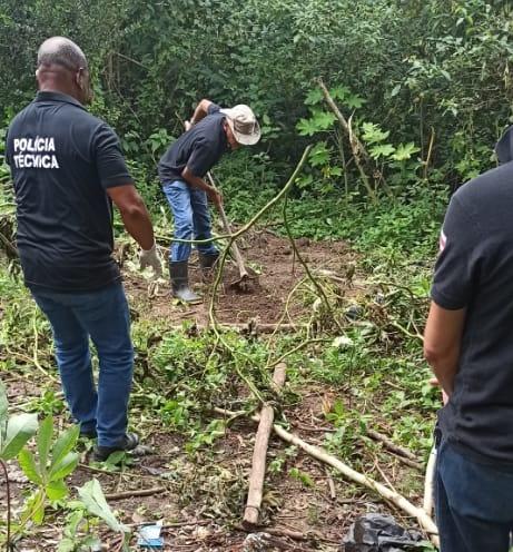 Corpo de adolescente é encontrado enterrado em cova rasa na zona rural de Itaquara