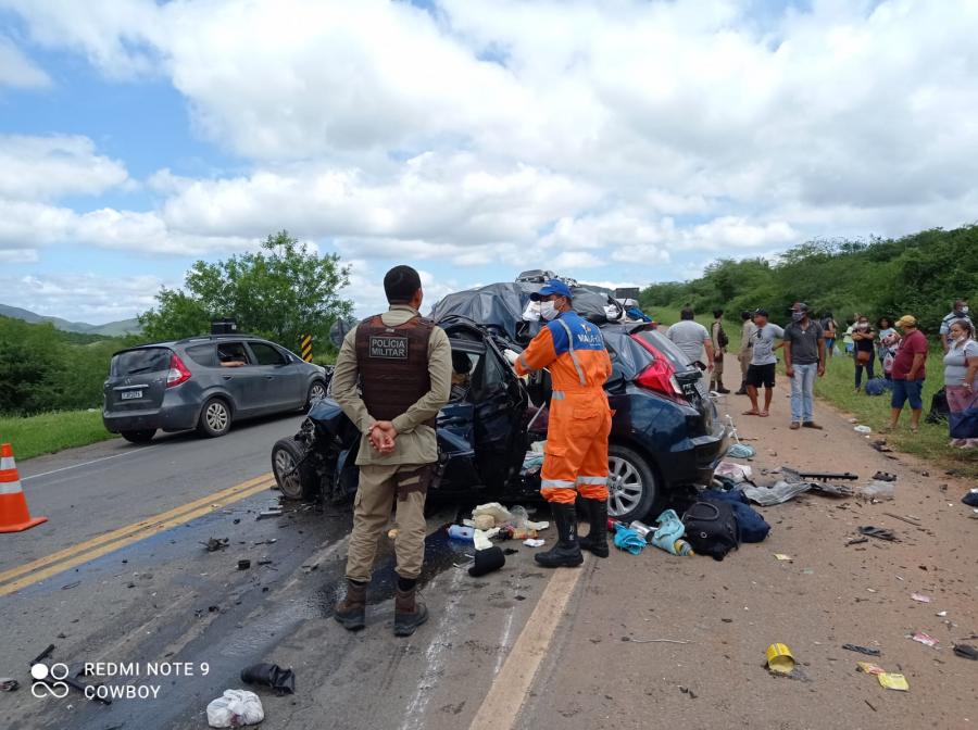 Grave acidente na BR-116 entre carro e ônibus próximo a Manoel Vitorino deixa dois mortos