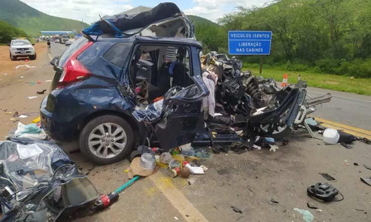 Identificadas vítimas do acidente entre carro e ônibus na BR-116, em Manoel Vitorino