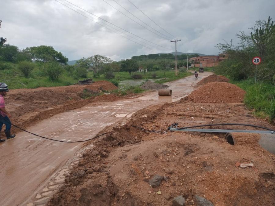 Jequié: Abastecimento de água do Parque Mirante é interrompido após carro atingir poste