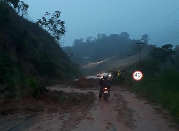 Jequié: Chuva provoca queda de árvores, deslizamento de terra e interdição da BR-330