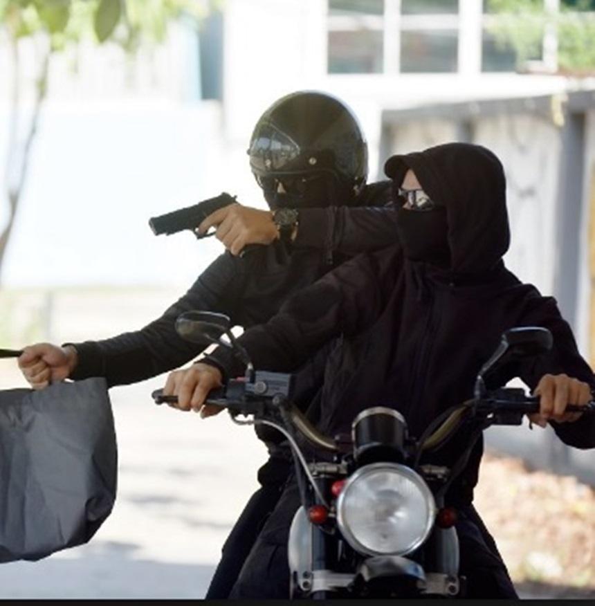 Ladrões de moto aterrorizam e roubam várias pessoas em Jequié