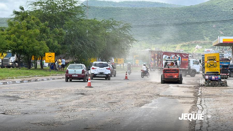 Após reivindicação do Prefeito Zé Cocá, Via Bahia inicia recuperação das vias laterais da Cidade Nova