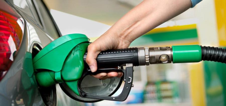 Gasolina cai nos postos mas segue acima de R$ 5, aponta ANP