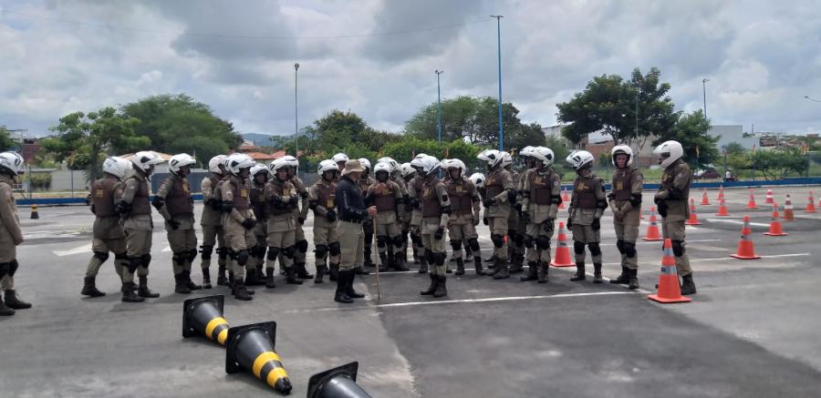 Jequié: Alunos a soldado da Polícia Militar participam de treinamento de motopatrulhamento