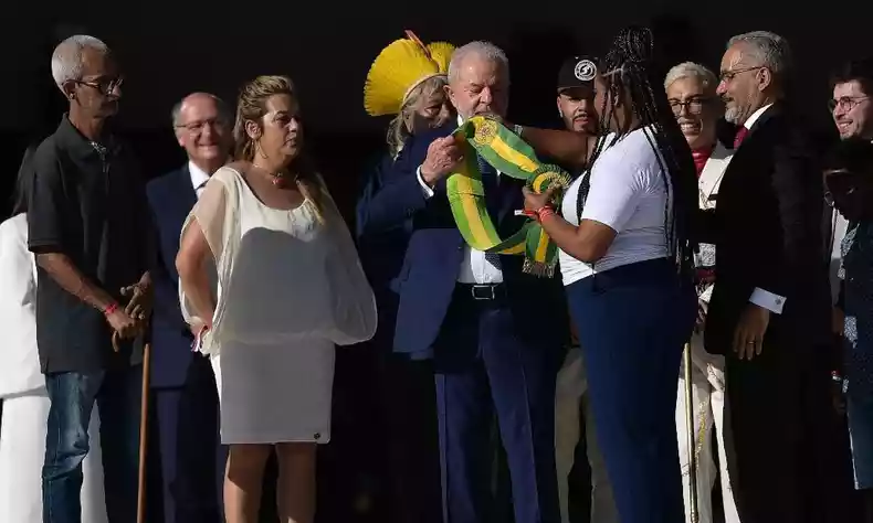 Lula recebe faixa presidencial das mãos  do povo brasileiro
