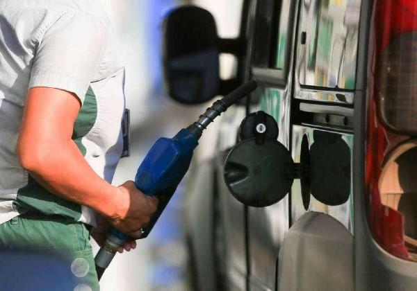 Preço da gasolina cai novamente e volta a ficar abaixo de R$ 5
