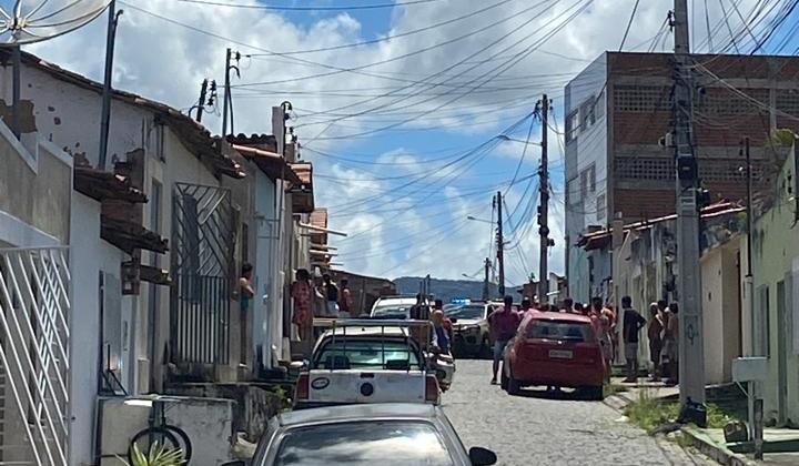 URGENTE: Trio entra em conflito com a polícia militar no bairro Jequiezinho, em Jequié