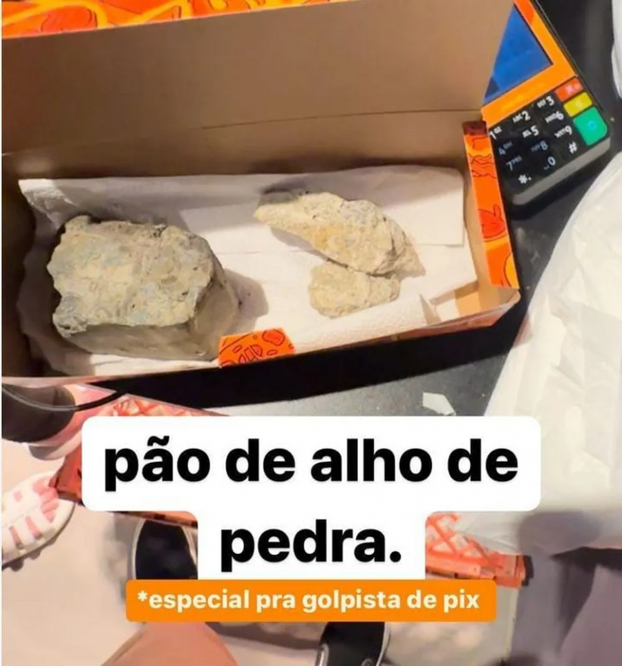Homem envia Pix falso e lanchonete entrega pedras no lugar do pão