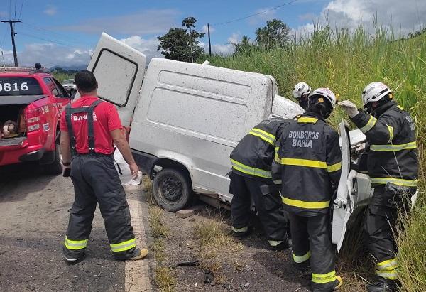 Jequié: Colisão entre Fioriono e caminhão de bebida deixa um morto e outro ferido na BR- 330