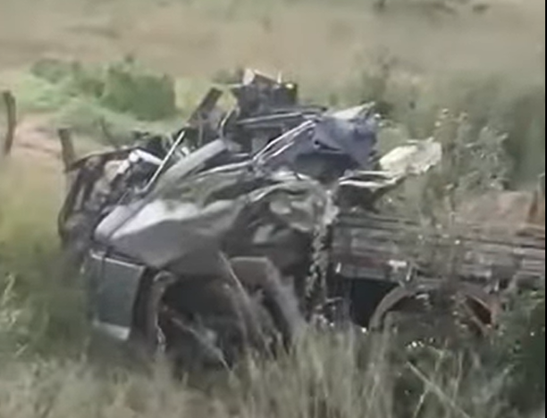 Caminhão carregado de verduras tomba na BR-116, trecho de Jequié e motorista morre