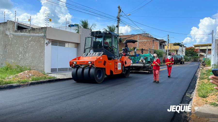 Prefeitura de Jequié segue com obras de pavimentação asfáltica e instalação dos meios-fios do Loteamento Novo Horizonte