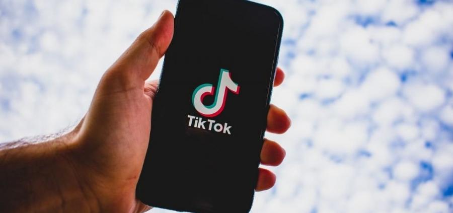 Loja é condenada a indenizar funcionária em R$ 12 mil após forçá-la a fazer vídeos para o TikTok