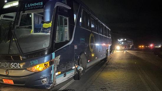 Ônibus que fazia linha  Canavieiras/Jequié colide com carro na BR-330