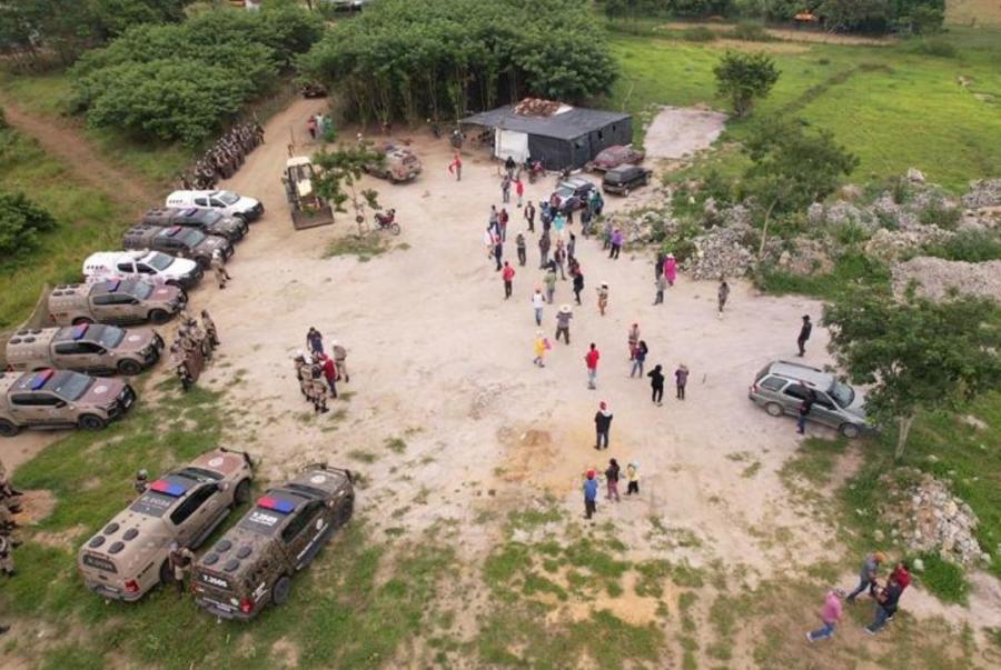 Polícia desmonta 62 barracos de lona em ação de reintegração de posse em estação da EBDA Jaguaquara
