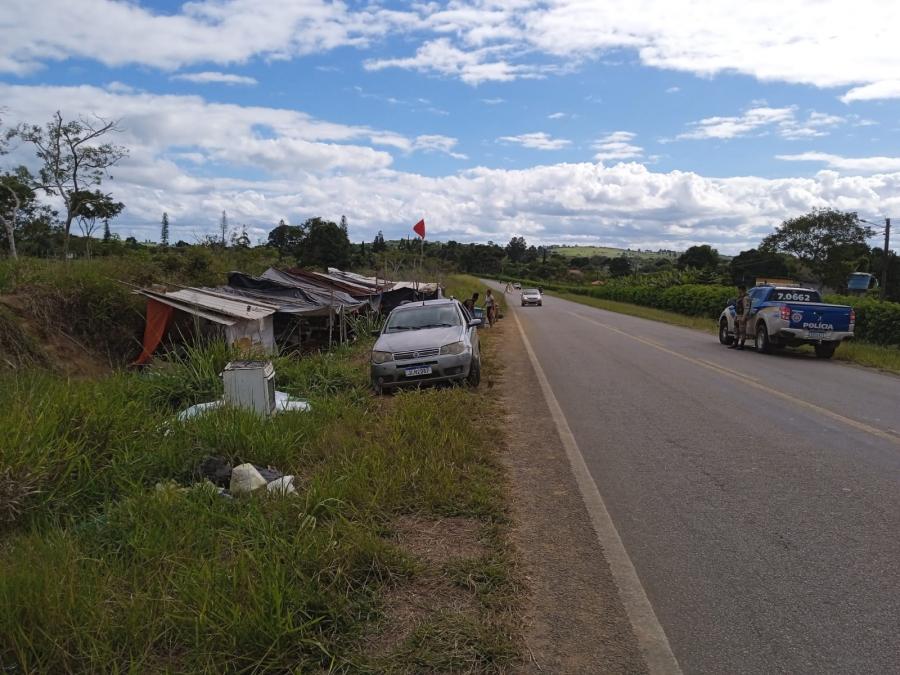 PRE alerta para riscos de acidentes na BA-250 devido a existência de acampamento às margens da rodovia em Itiruçu