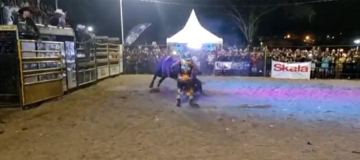 Peão é atingido por touro durante rodeio na exposição de Jequié