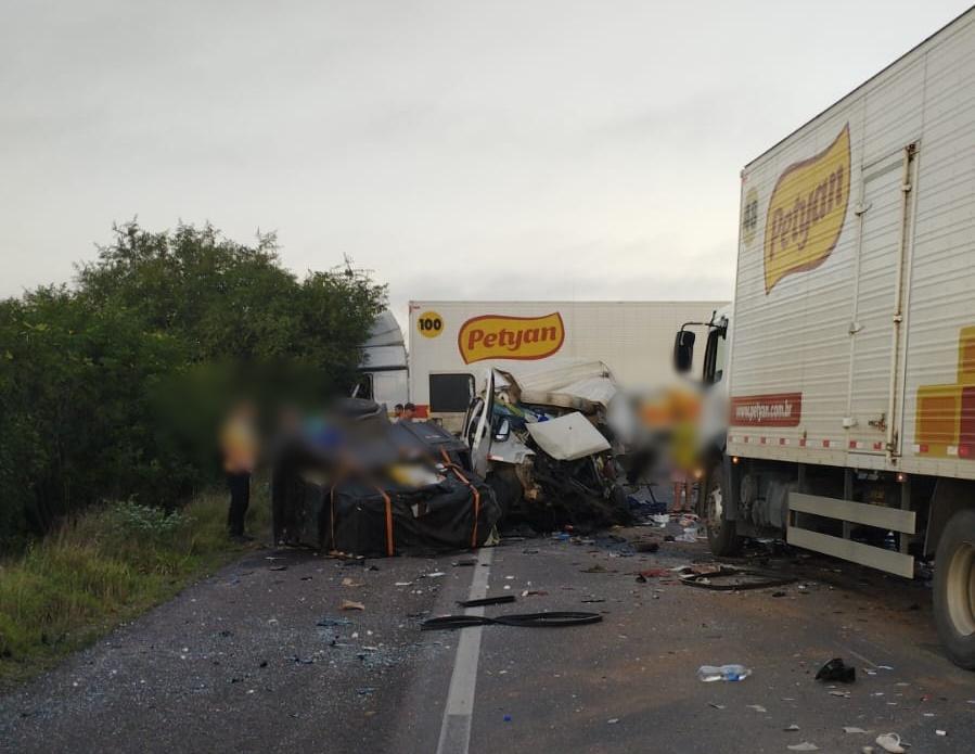 Caminhão de empresa de Jequié se envolve em acidente na BR -116; duas pessoas morreram e outros ficaram feridas