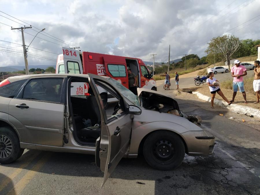 Dois carros batem e quatro pessoas ficam feridas na BR-330 em Jequié