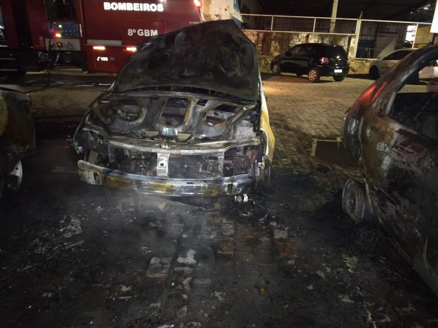 Quatro veículos são incendiados, após um dos carros estacionados próximo a fogueira pegar fogo no centro de Jequié