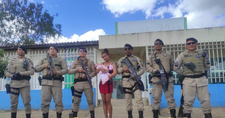 Criança é salva por policiais após se engasgar no Entroncamento de Jaguaquara