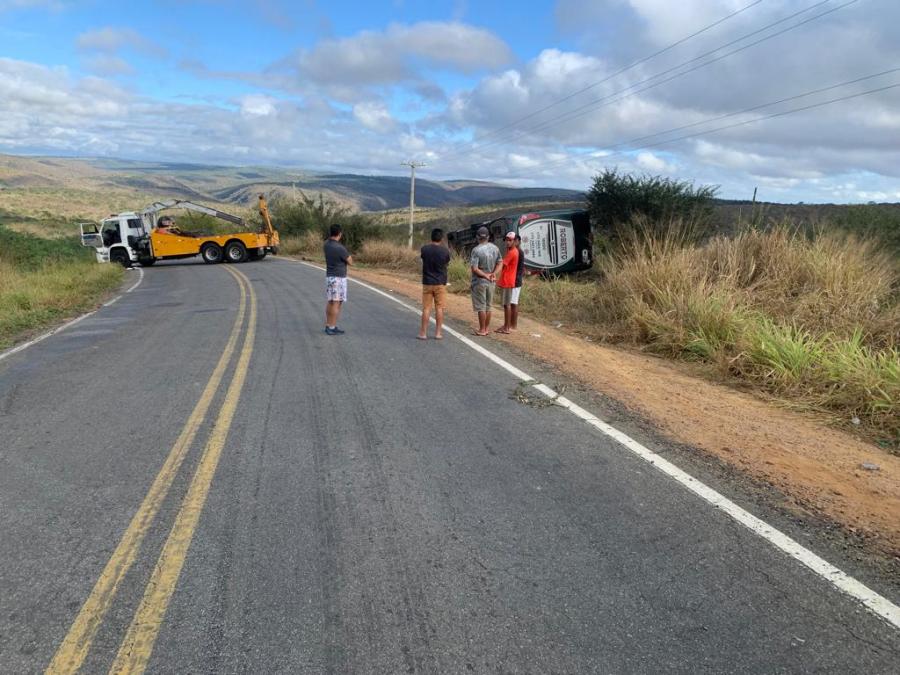 Passageira morre após batida de ônibus com caminhão na BA-026, trecho de Nova Itarana e Planaltino