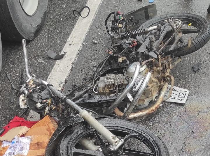 Colisão frontal entre moto e carreta deixa duas pessoas mortas na BR-116, em Brejões - BA