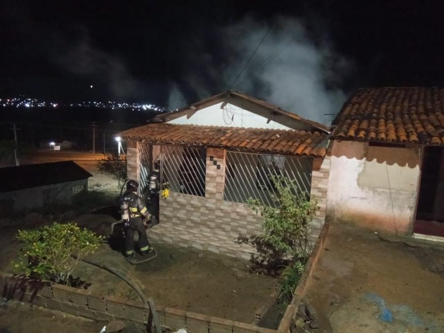Casa pega fogo no Km 04 em Jequié e bombeiros são acionados