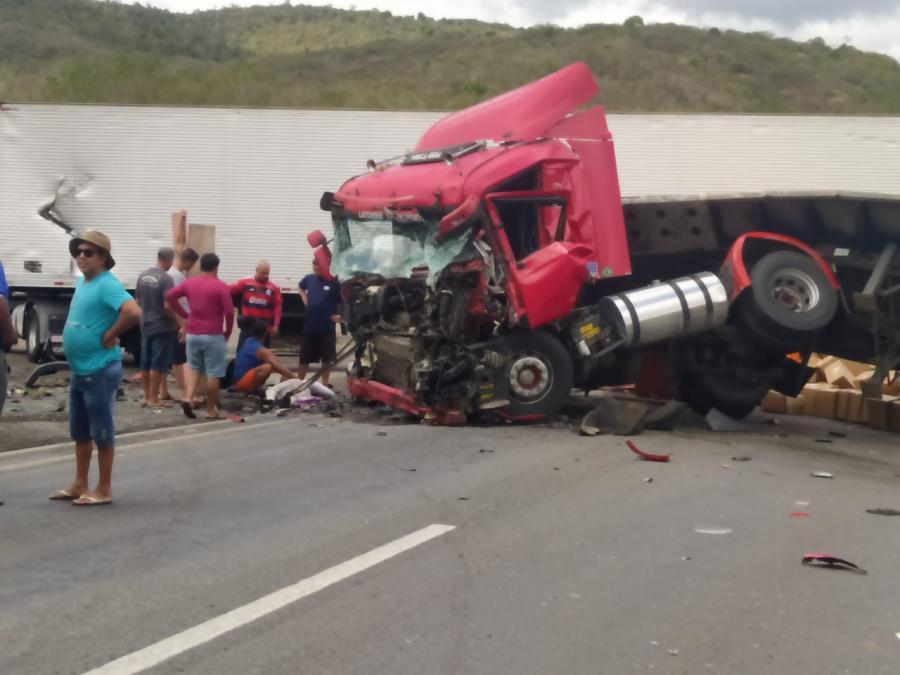 Colisão entre carretas na Serra do Mutum  trava BR-116 e provoca longo congestionamento