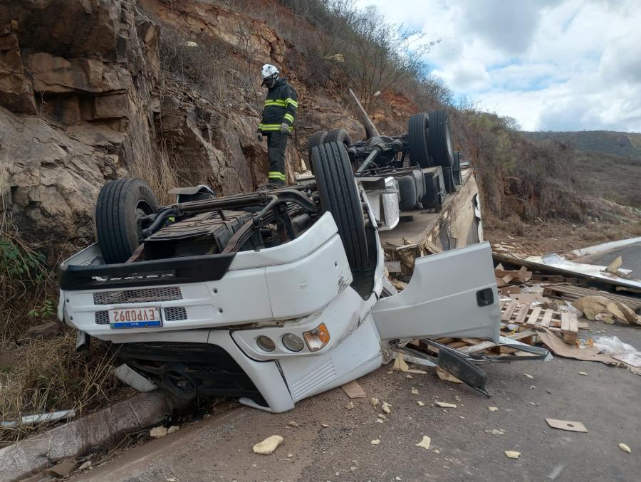 Maracás: Caminhoneiro morre após capotar em Pé de Serra e carga é saqueada