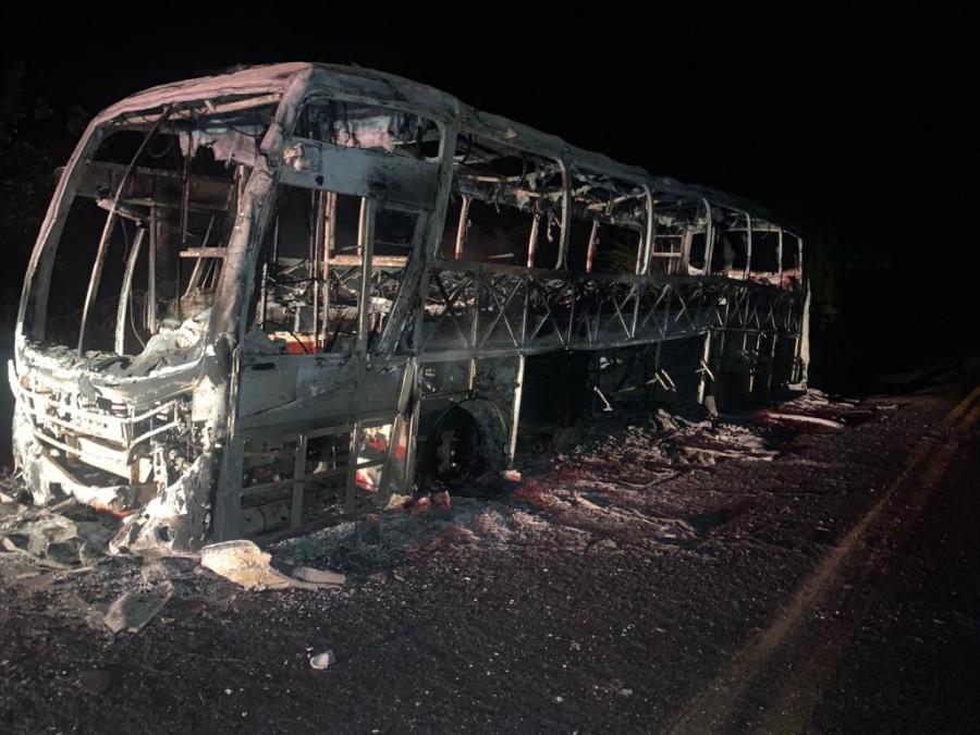 Ônibus do Exército pega fogo e toda a carga é destruída na BA 026, região de Pé de Serra