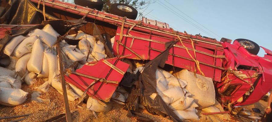 Caminhão carregado de amendoim tomba na BA-026 trecho de Planaltino e Nova Itarana